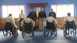 Els alumnes de jujitsu adaptat passen de nivell