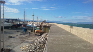 Obres de millora a l'escullera del port pesquer
