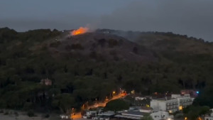 Confinats un hotel i un càmping per un incendi provocat per una bengala a Montgó