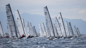 Mig miler de regatistes al mundial de catamarans que es fa al Mar d'Empúries