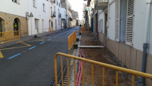Obres a la vorera del carrer Enric Serra