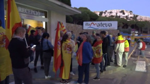 Concentració de suport als agents de la Guàrdia Civil allotjats al càmping Illa Mateua