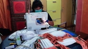Arriba teixit sanitari per fer 1500 mascaretes
