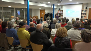 Una conferència sobre intel·ligència artificial omple la Biblioteca de l'Escala