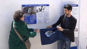 Una placa dedicada a Maria Àngels Anglada al cementiri mariner