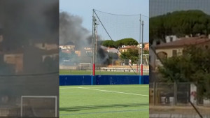 Cremen tres contenidors a tocar del camp de futbol