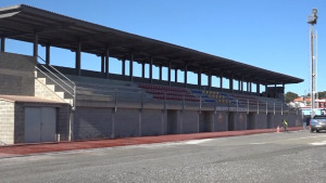 Més seients i marcador electrònic en el camp de futbol