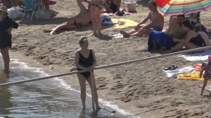La Platja estrena la barana d'accés a l'aigua per a persones grans o amb mobilitat reduïda