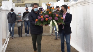 Ofrena floral als cementiris de l'Escala
