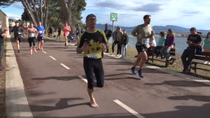 Gerard de Antonio i Rebeca Suárez, que millora marca, flamants campions de la Marató