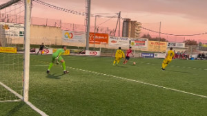 Disset targetes, quatre expulsions i dos gols, un en el temps afegit