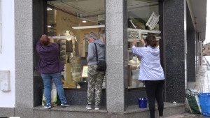 El col·lectiu DonArt engalana els aparadors dels comerços escalencs