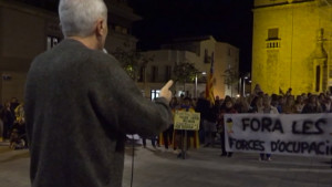 Nova concentració a l'Escala contra la presència policial al càmping Illa Mateua