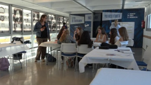 L'alumnat de l'institut demana una optativa de cuina i en fa un tastet en un taller intergeneracional