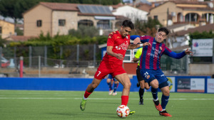 El FC l'Escala ensopega al primer partit, no exempt de polèmica