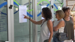 Els usuaris de la piscina s'han trobat l'equipament tancat
