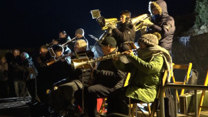 Mig miler de presones veuen sortir el primer sol de l'any ballant sardanes
