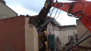 Enderroquen l'últim cinema de l'Escala per fer-hi apartaments