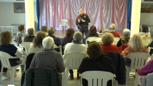 Els Mossos d'Esquadra donen consells de seguretat a la gent gran per evitar estafes