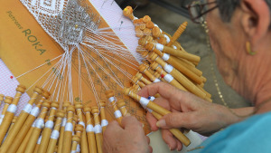 Unes 200 puntaires mostren els seus treballs artesanals a la Trobada de l'Escala