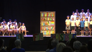 L'alumnat de l'escola Esculapi representa l’obra ‘El fil invisible’ a la Sala Polivalent
