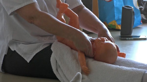 Ballmanetes acull una sessió de massatge infantil amb nadons