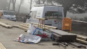 S'acaben els treballs de substitució de les fustes del passeig d'Empúries