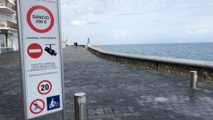 Demà es comencen a aplicar les sancions per entrar a la platja
