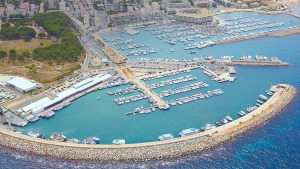 El gerent de Ports de la Generalitat visita les obres de reforç del dic de recer del port de l'Escala 