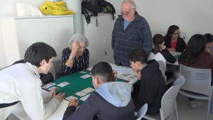 Interacció entre joves i grans en els jocs de taula intergeneracionals de L'Escala