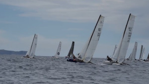 La tramuntana marca la primera jornada del mundial de catamarans F18