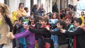 La pluja fa repensar la rua de Carnaval de l'Escola Esculapi