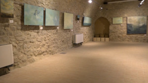 El pintor Daniel Berdala fa una visita guiada per la seva exposició a l'Alfolí de la Sal