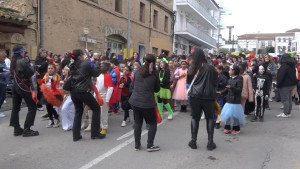Uns 500 alumnes de l'Empúries participen en la rua escolar de carnaval