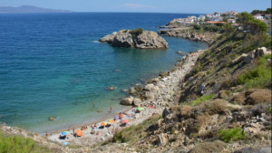 L'Escala tanca l'accés a la platja de l'Illa Mateua