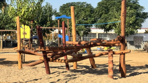 Un vaixell de fusta completa la nova imatge dels patis de l'Escola Empúries