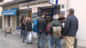 Cues a l'exterior de les administracions de loteria per comprar dècims de Nadal