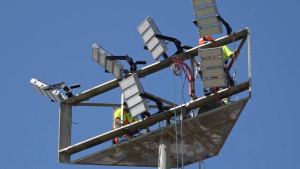 L'Ajuntament està posant tecnologia LED a les torres de llum del camp de futbol
