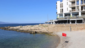 Un tall de llum aboca aigües residuals a la platja de les barques i el Port d'en Perris