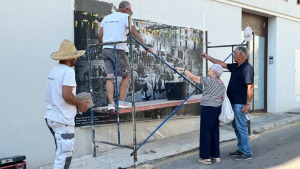 Un mural ceràmic rememora el mercat de la plaça Víctor Català de principis del segle XX
