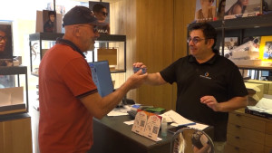 Les ulleres per veure l'eclipsi s’esgoten a les òptiques de l'Escala