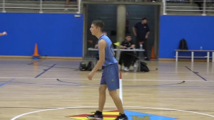 El juvenil que brilla al sènior masculí de bàsquet té nom i cognom