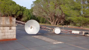 La tramuntana tomba la torre d'emissió de Ràdio l'Escala