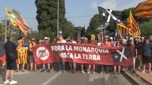 Mig centenar de persones protesten a Empúries per la visita dels reis