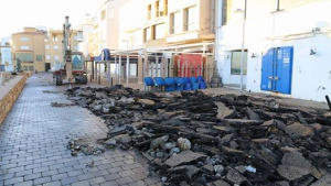Aturen les obres del front marítim el mateix dia que havien començat