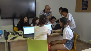 Joves d'entre 11 i 14 anys tenen el primer contacte amb la robótica