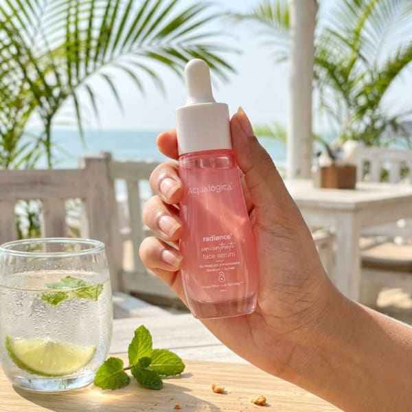 Aqualogica FREEBIE_Radiance+ Concentrate Face Serum 30 ml held in hand, candid photo