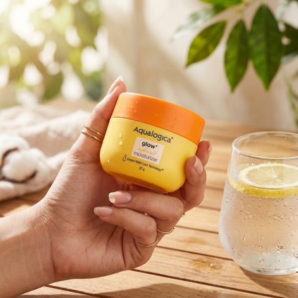 Aqualogica FREEBIE - Glow+ Hydra Gel Moisturizer with Vitamin C & Papaya - 20 g held in hand, candid photo