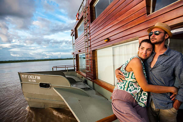 couple embracing front of ship delfin I