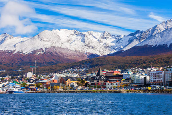 乌斯怀亚小镇与冰雪覆盖的山峰